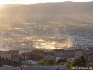 ©101019 Der Fallwind Bura in Senj wirbelt das Wasser in die Luft