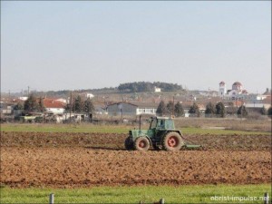 ©110211 (1) In Griechenland werden die Felder bestellt