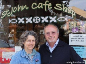 ©110321 (4) Doris und Mihail vor ihrem St John cafe shop in Selcuk - Ephesus