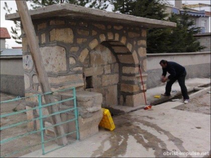 ©110411 (6) Brunnen in Hatunsaray mit Steinen aus dem antiken Lystra