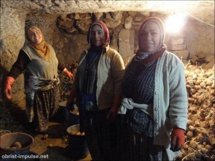 ©110414 (16) Arbeiterinnen in einer der vielen Höhlen